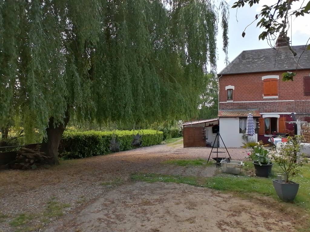 Maison mitoyenne en bordure a vendre en bordure de rivière à Serquigny