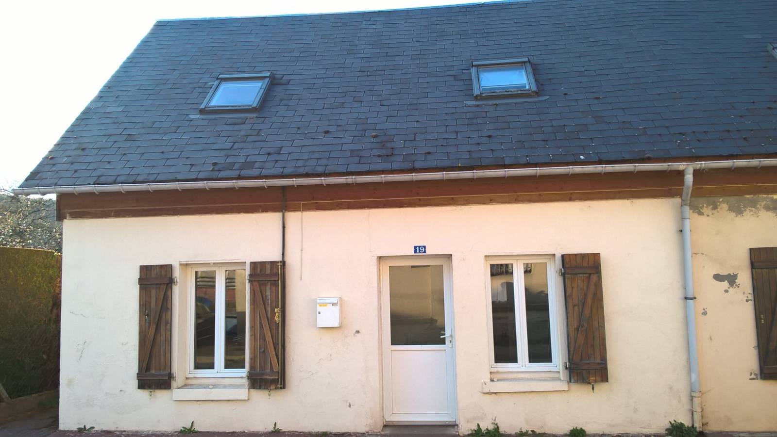 Maison actuellement louée à la vente pour investissement entre Serquigny et Nassandres-sur-Risle  avec petite cour extérieur