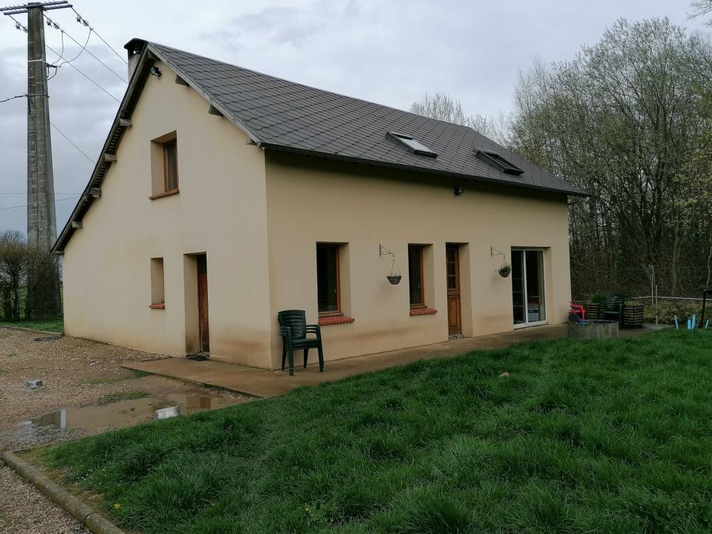 Maison à la campagne à vendre proche de Bernay  3 chambres avec un grand terrain